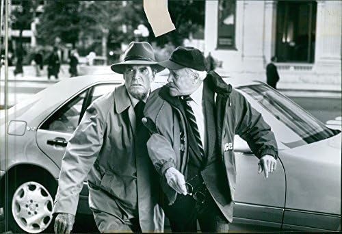תצלום וינטג 'של סצנה מהסרט חברי האמריקאים שלי, עם ג'יימס גרנר כנשיא מאט דאגלס וג'ק למון כנשיא ראסל קרמר, 1996.
