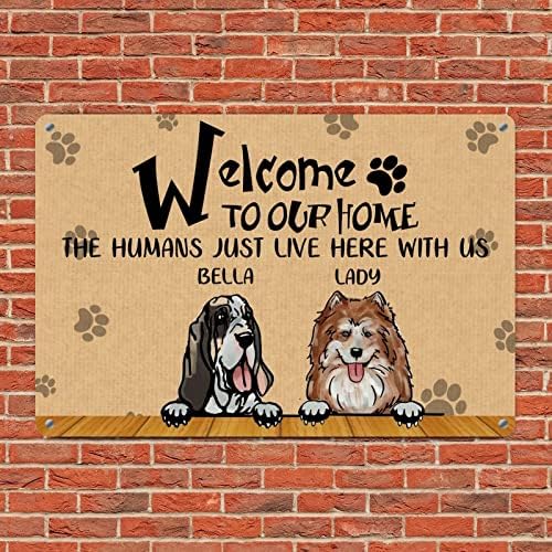 Alioyoit שלט מתכת מצחיק שלט כלבים מותאמים אישית שם ברוכים הבאים לביתנו בני האדם כאן איתנו שלט