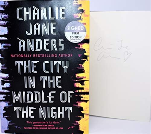 העיר באמצע הלילה חתימה את צ'רלי ג'יין אנדרס חתמה על ספר COA