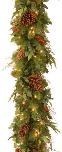 חברת העצים הלאומית מוארת לפני חג המולד המלאכותי, ירוק, אורן ערער, ​​אורות לבנים, מעוטרים בקונוסים אורנים, תקע,
