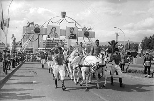 תצלום וינטג 'של אנשים צועדים עם סוסיהם במצעד מלכותי למלכה ג'וליאנה מהולנדס .- ינואר 1969