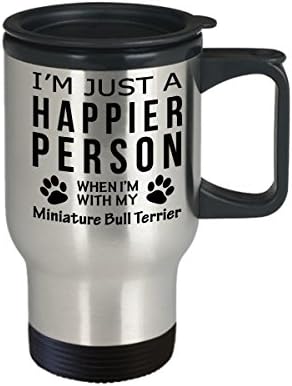 חובב כלבים טיול ספל קפה - אדם מאושר יותר עם מטרי שור מיניאטוריים - מתנות הצלה בעלים