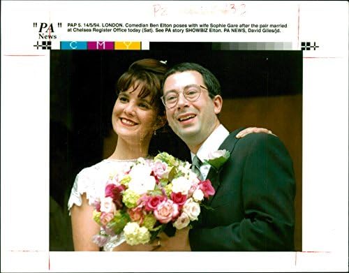 תצלום וינטג 'של הקומיקאי הבריטי בן אלטון עם אשתו סופי גארה