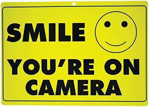 חיוך חדש אתה במצלמה של חותם אבטחה לעסקים צהוב