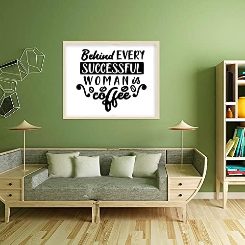 על ידי שלט פלאק עץ ללא ממותג 16 x 20, מאחורי כל אישה מצליחה נמצא קפה, שלט חווה ממוסגר, שלטי עיצוב