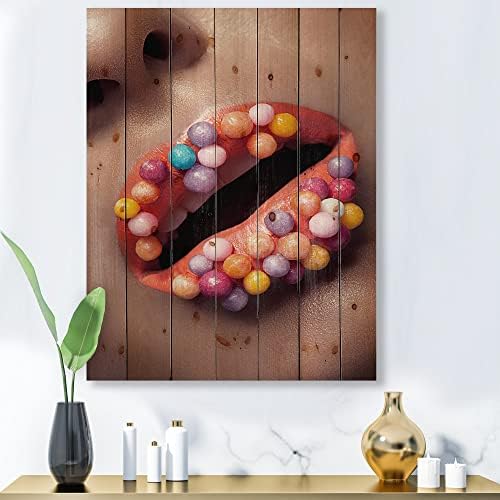 עיצוב מקרוב של איפור יצירתי על שפתיים עם לוליפופס עיצוב קיר עץ מודרני ועכשווי, אמנות קיר עץ רב צבעונית,